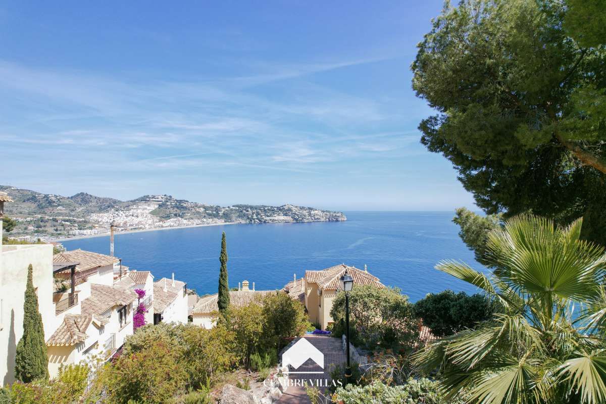 Vista exterior de Casa adosada en venda en Almuñécar amb Calefacció, Jardí privat i Traster