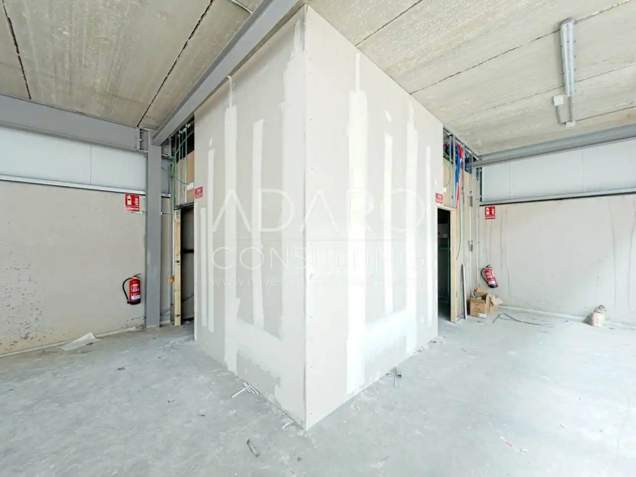 Nave industrial en venta en Loeches