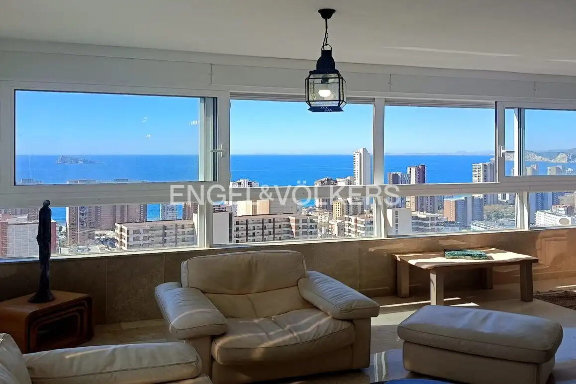 Sala d'estar de Àtic en venda en Benidorm amb Aire condicionat, Jardí privat i Piscina comunitària