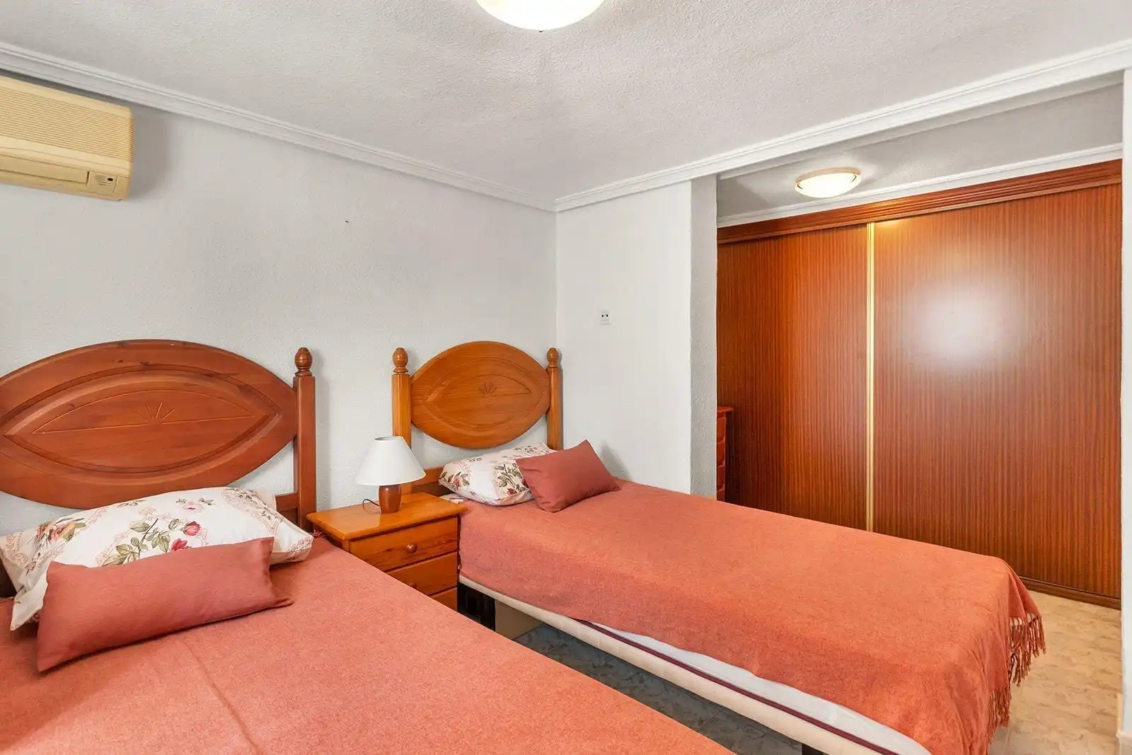 Habitación de Casa o chalet en venta en Torrevieja con Aire acondicionado, Calefacción y Jardín privado