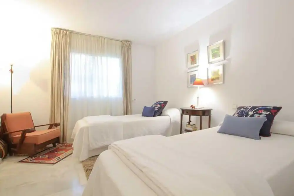 Habitación de Planta baja en venta en Marbella con Aire acondicionado, Terraza y Piscina