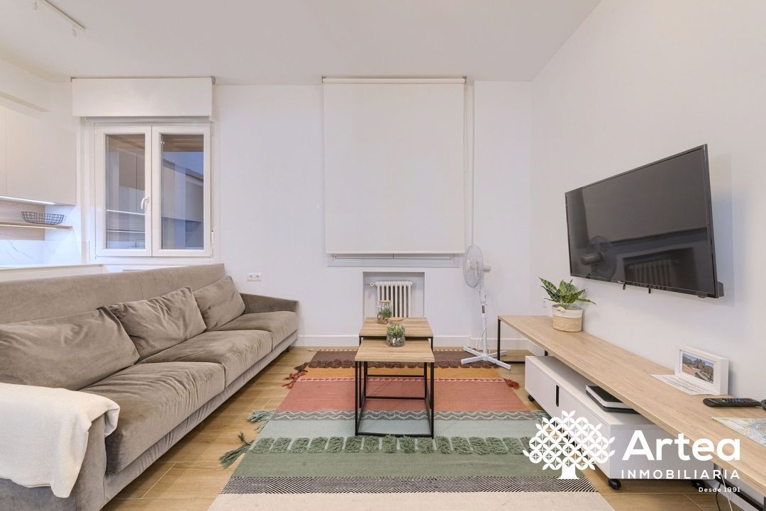 Living room of Flat for sale in Bilbao   with Heating, Furnished and Balcony