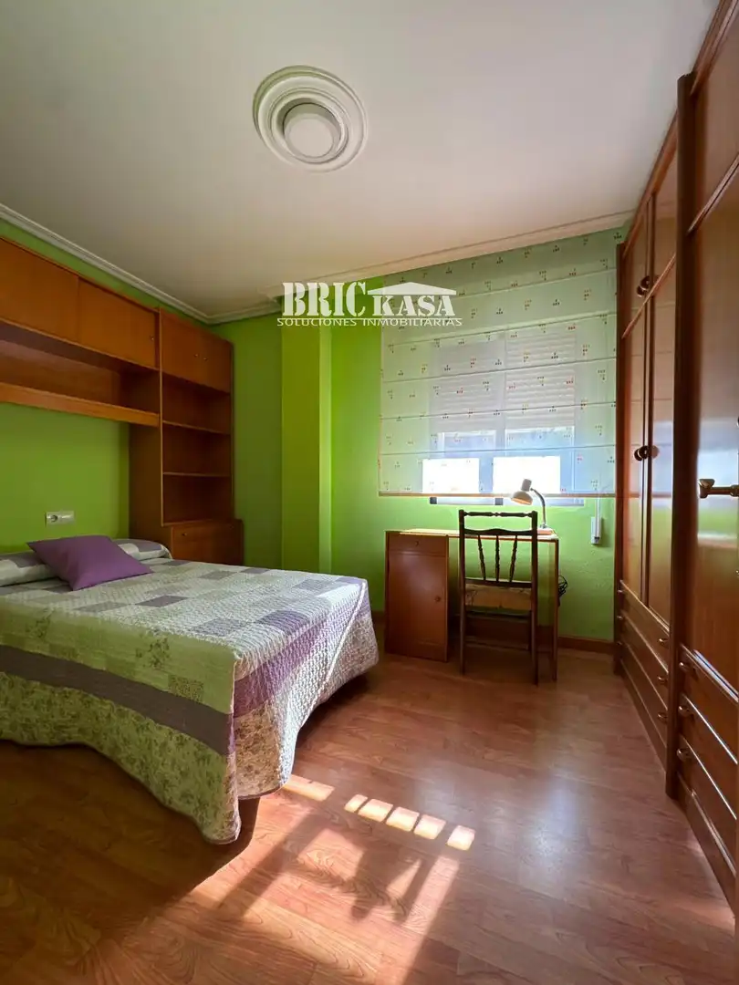 Schlafzimmer von Dachboden zur Miete in Cáceres mit Klimaanlage, Terrasse und Möbliert
