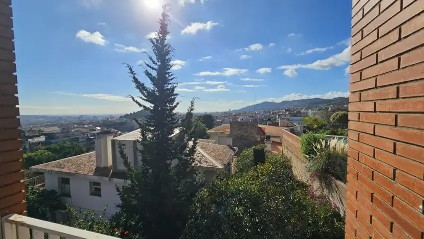 Vista exterior de Casa o xalet en venda en Barcelona amb Aire condicionat, Calefacció i Jardí privat