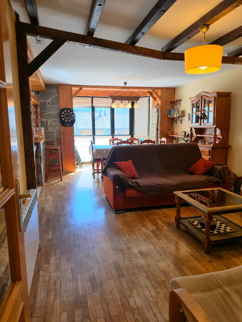 Wohnzimmer von Wohnungen zur Miete in Biescas mit Klimaanlage, Heizung und Parkett