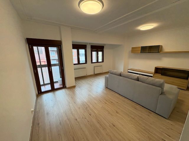 Sala d'estar de Pis de lloguer en Valladolid Capital amb Calefacció, Parquet i Moblat