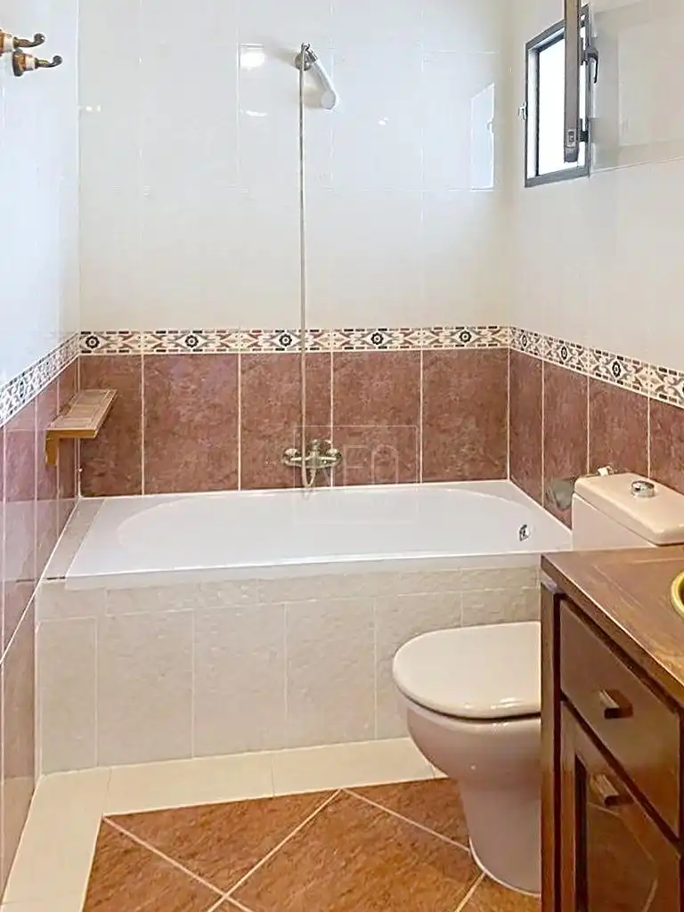 Bany de Casa o xalet en venda en Albolote amb Aire condicionat, Calefacció i Jardí privat