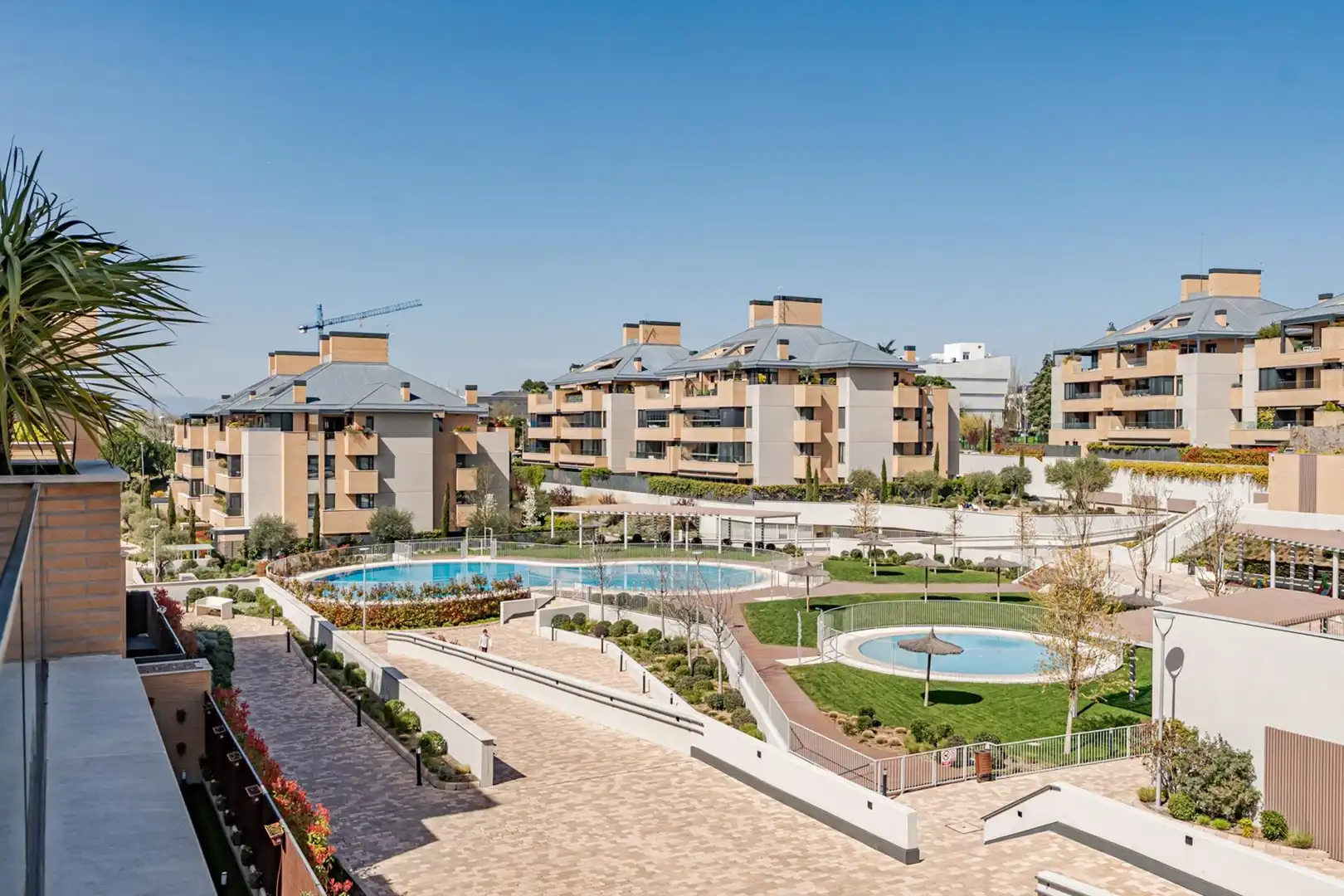 Außenansicht von Wohnung zum Verkauf in Majadahonda mit Privatgarten, Terrasse und Abstellraum