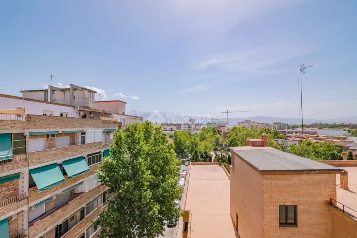 Vista exterior de Piso en venta en Granada con Calefacción y Balcón