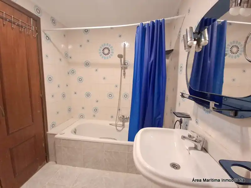 Bathroom of Flat for rent in Valencia  with Air Conditioner, Heating and Furnished