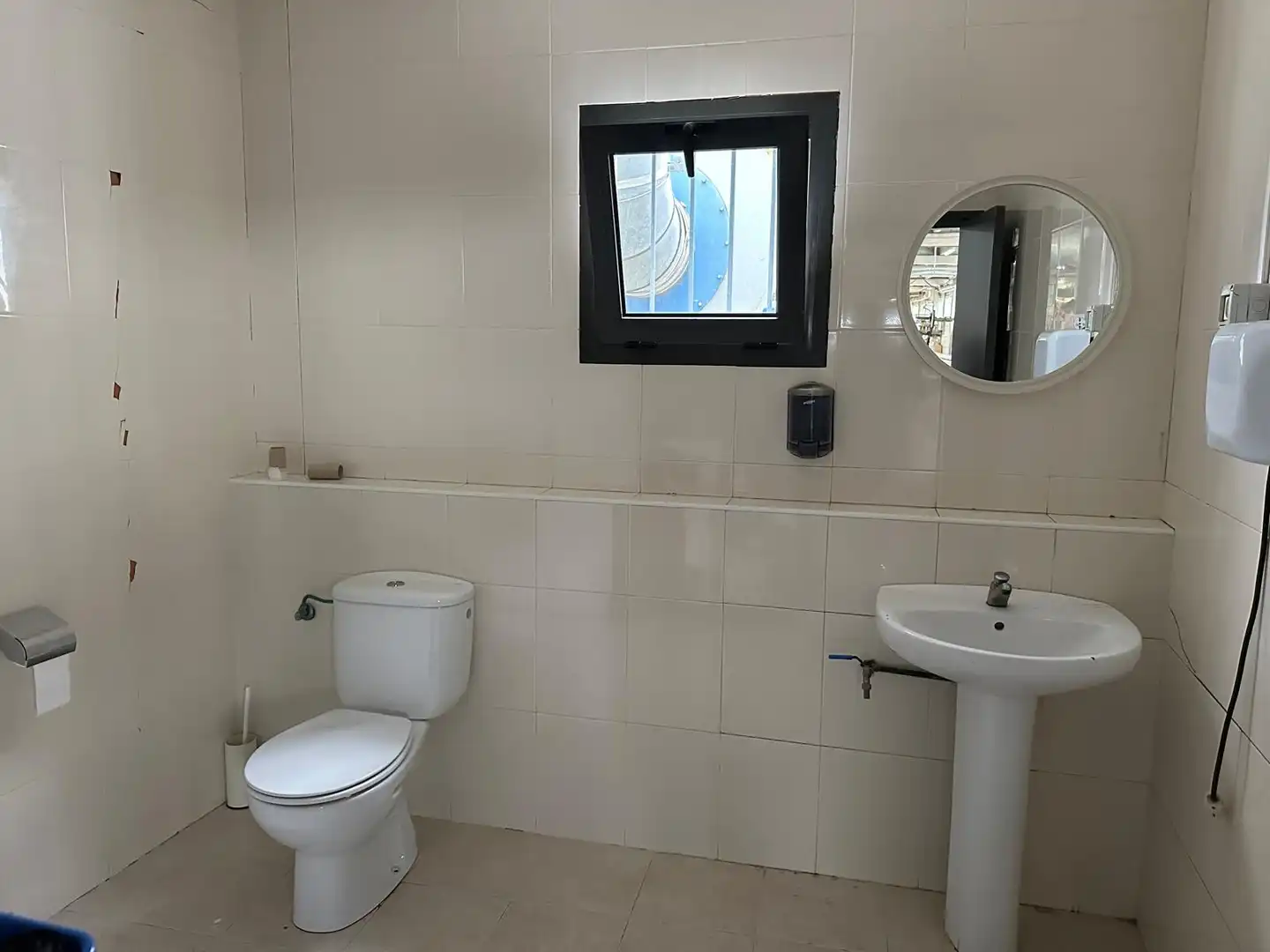 Badezimmer von Fabrikhallen zum Verkauf in Palafolls