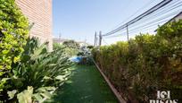 Jardí de Casa adosada en venda en Santa Perpètua de Mogoda amb Aire condicionat, Terrassa i Piscina