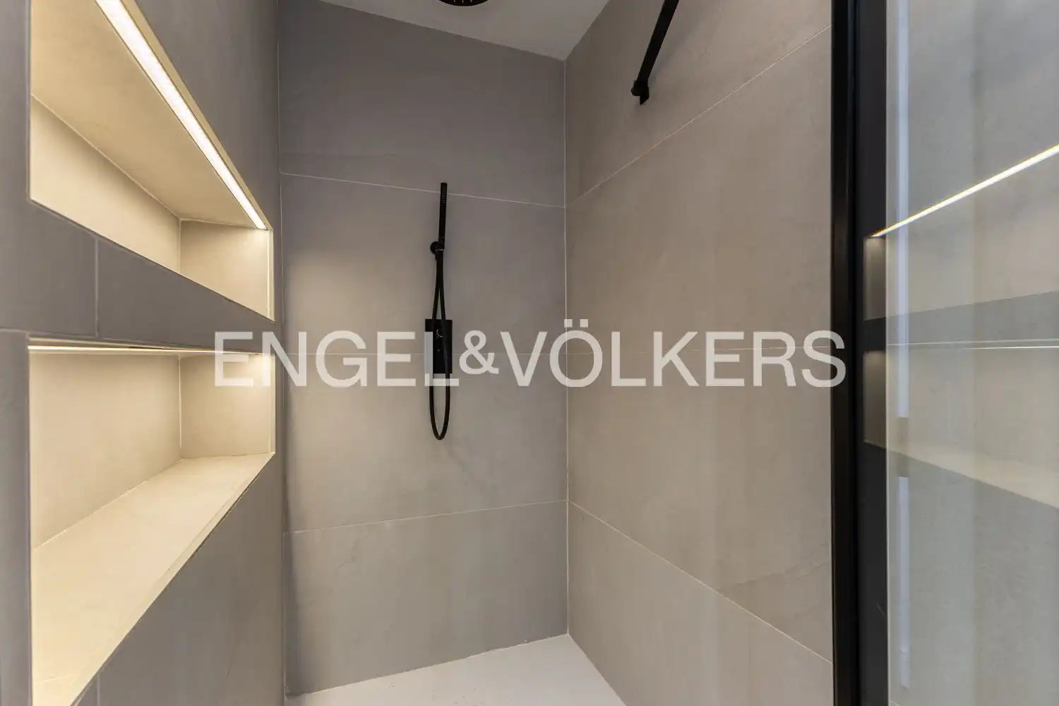 Bathroom of Flat for sale in Valencia  with Air Conditioner, Heating and Balcony