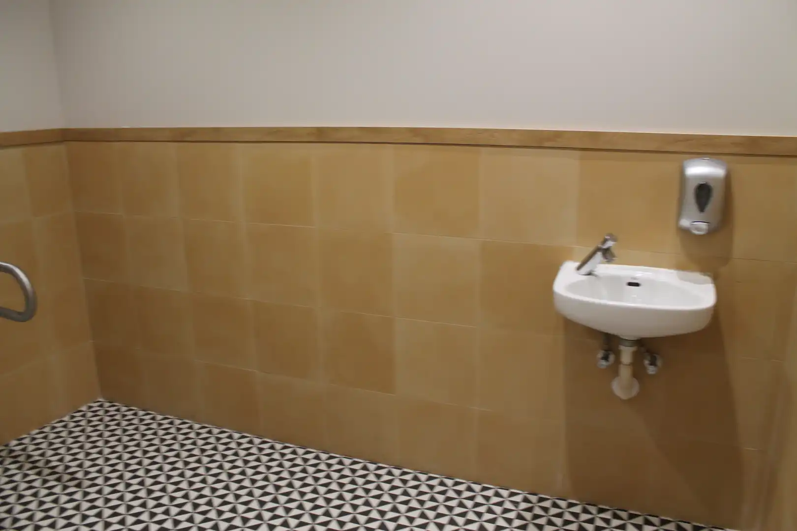 Bany de Edifici en venda en Cubelles amb Alarma