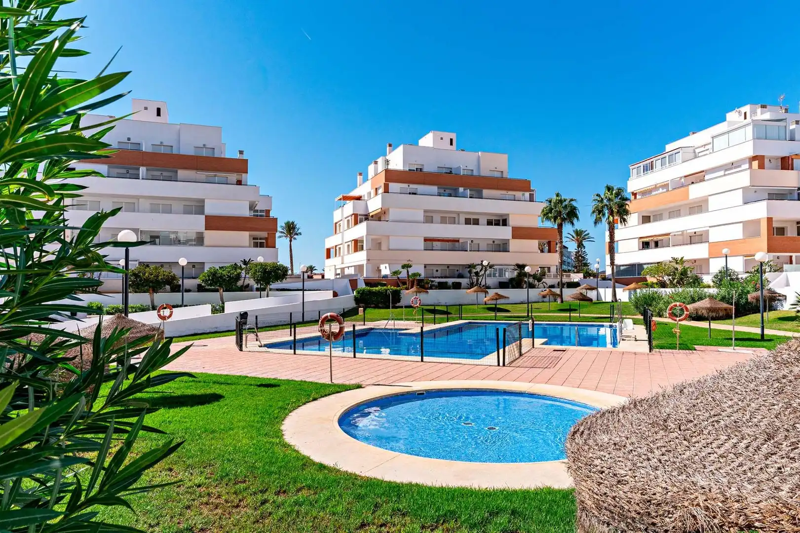 Piscina de Planta baja en venta en Roquetas de Mar con Aire acondicionado, Calefacción y Jardín privado