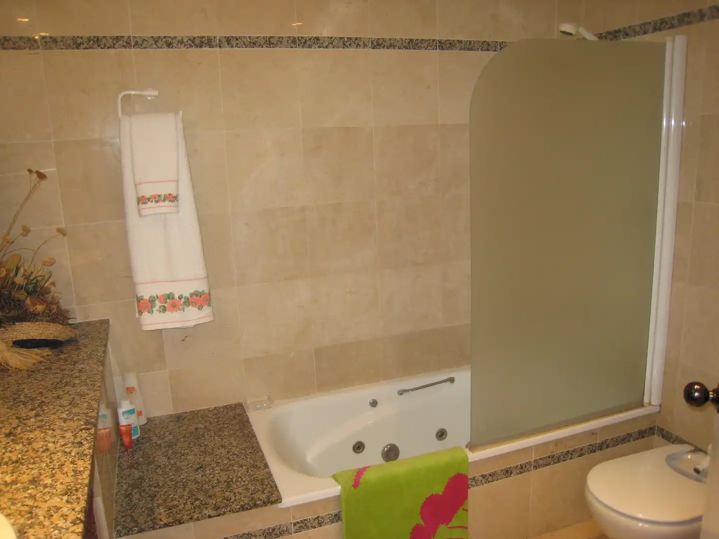 Badezimmer von Wohnung zum Verkauf in L'Estartit mit Klimaanlage, Privatgarten und Terrasse