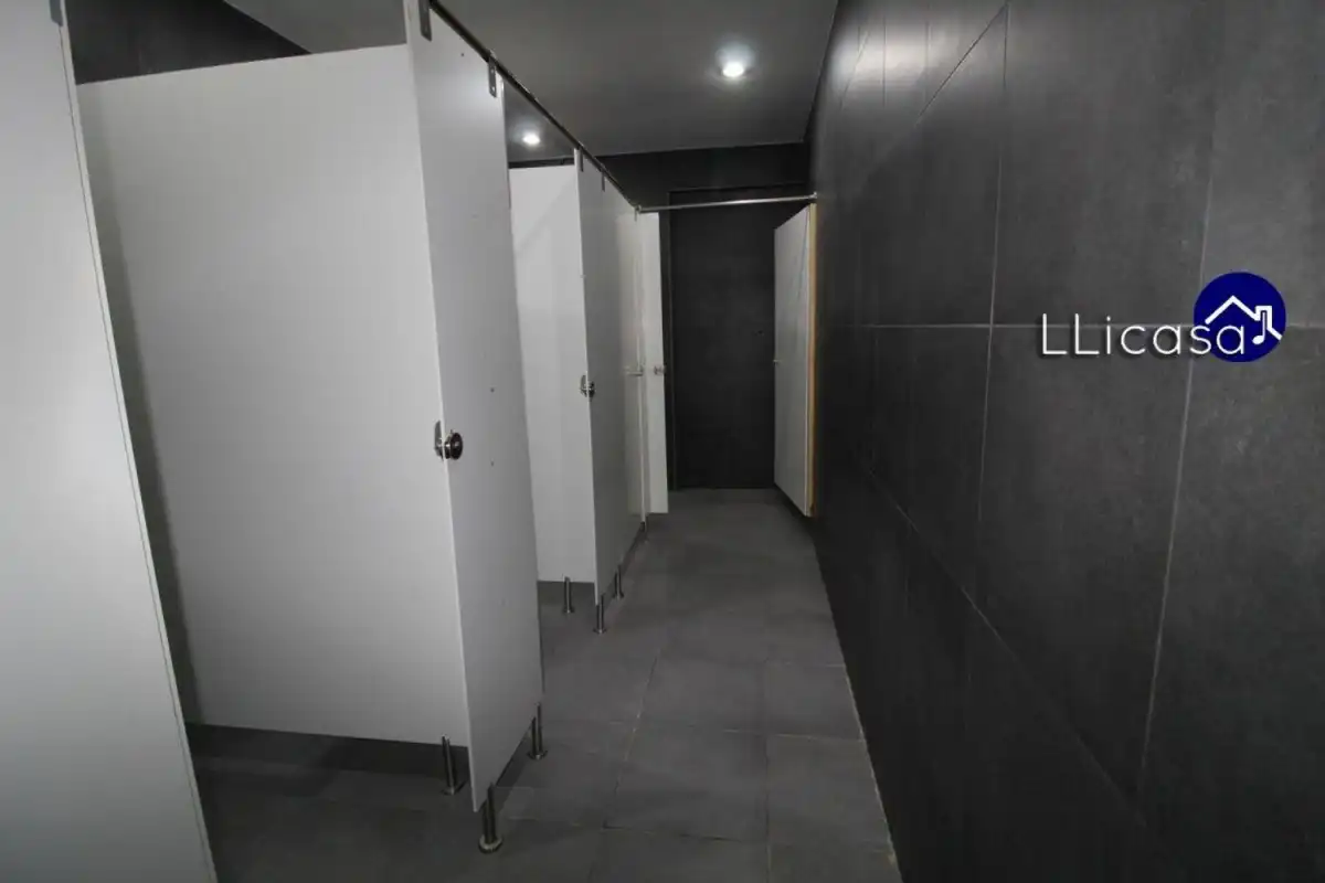 Badezimmer von Geschaftsraum zum Verkauf in La Pobla de Vallbona mit Klimaanlage