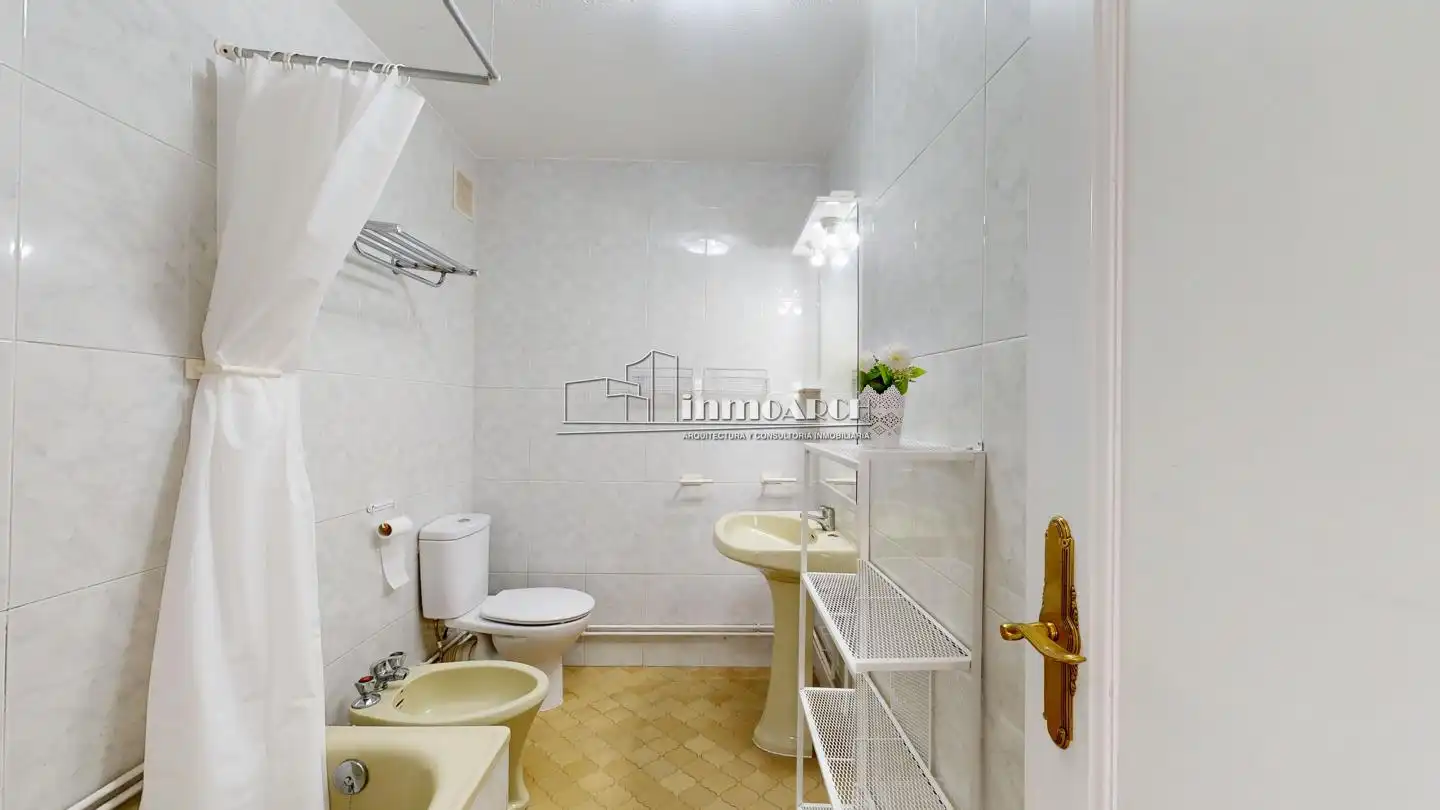 Baño de Piso de alquiler en A Coruña Capital  con Amueblado