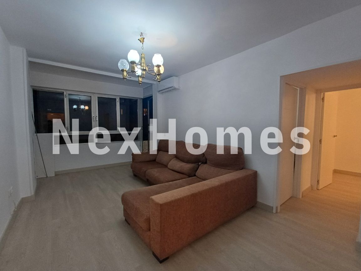 Sala d'estar de Pis en venda en  Madrid Capital amb Aire condicionat, Terrassa i Moblat