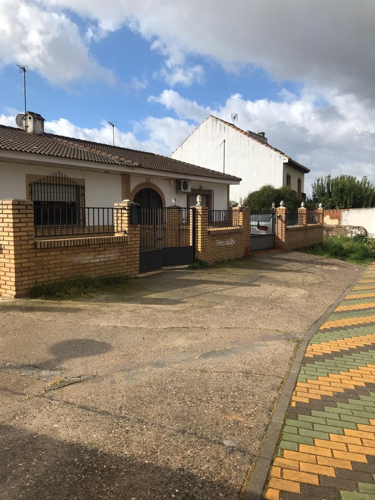 Vista exterior de Casa o xalet en venda en  Córdoba Capital amb Jardí privat, Terrassa i Traster