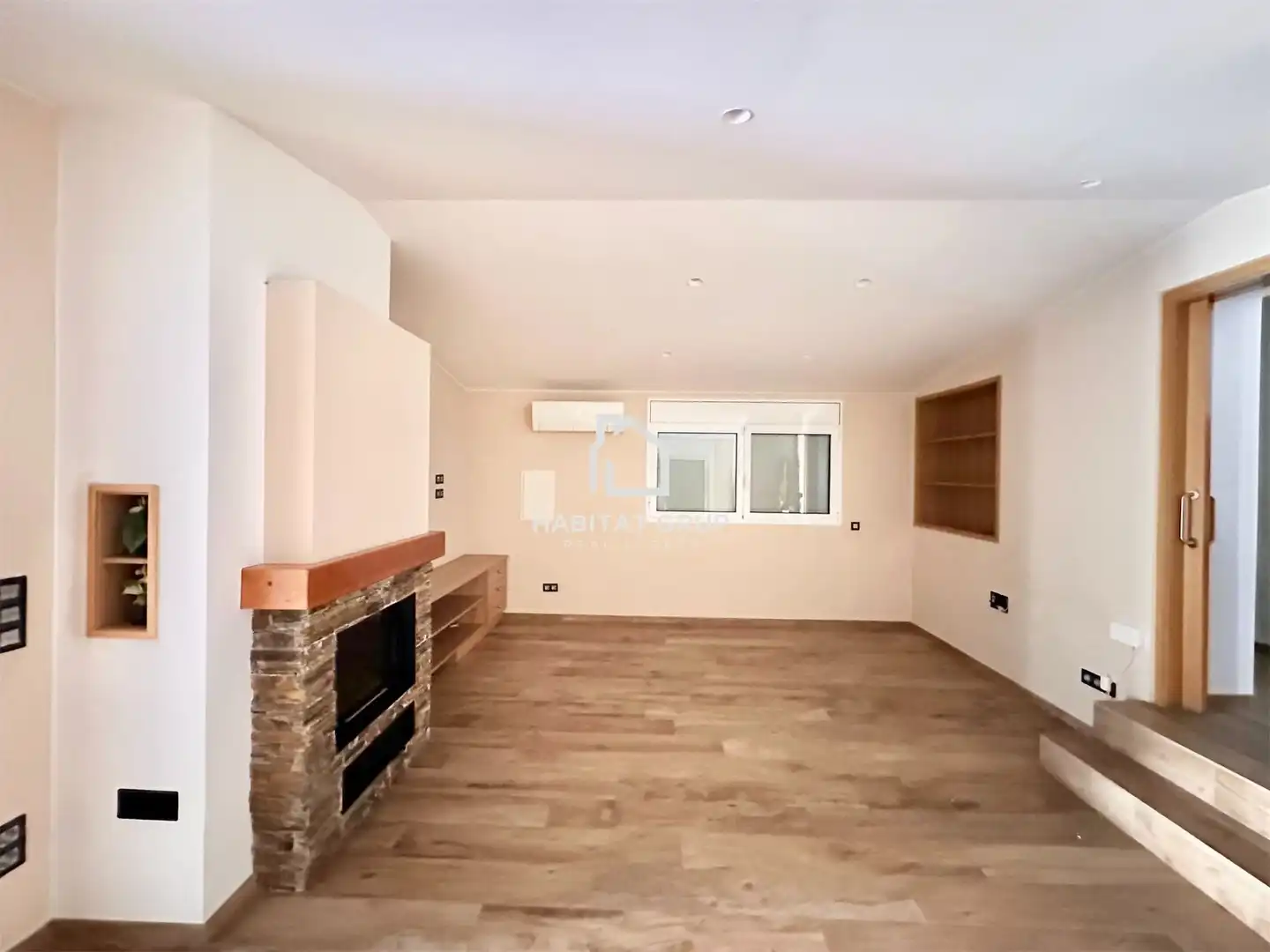 Sala d'estar de Casa o xalet en venda en Banyoles amb Aire condicionat, Calefacció i Jardí privat