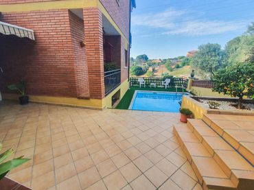 Xalet amb piscina en venda a Castellbisbal