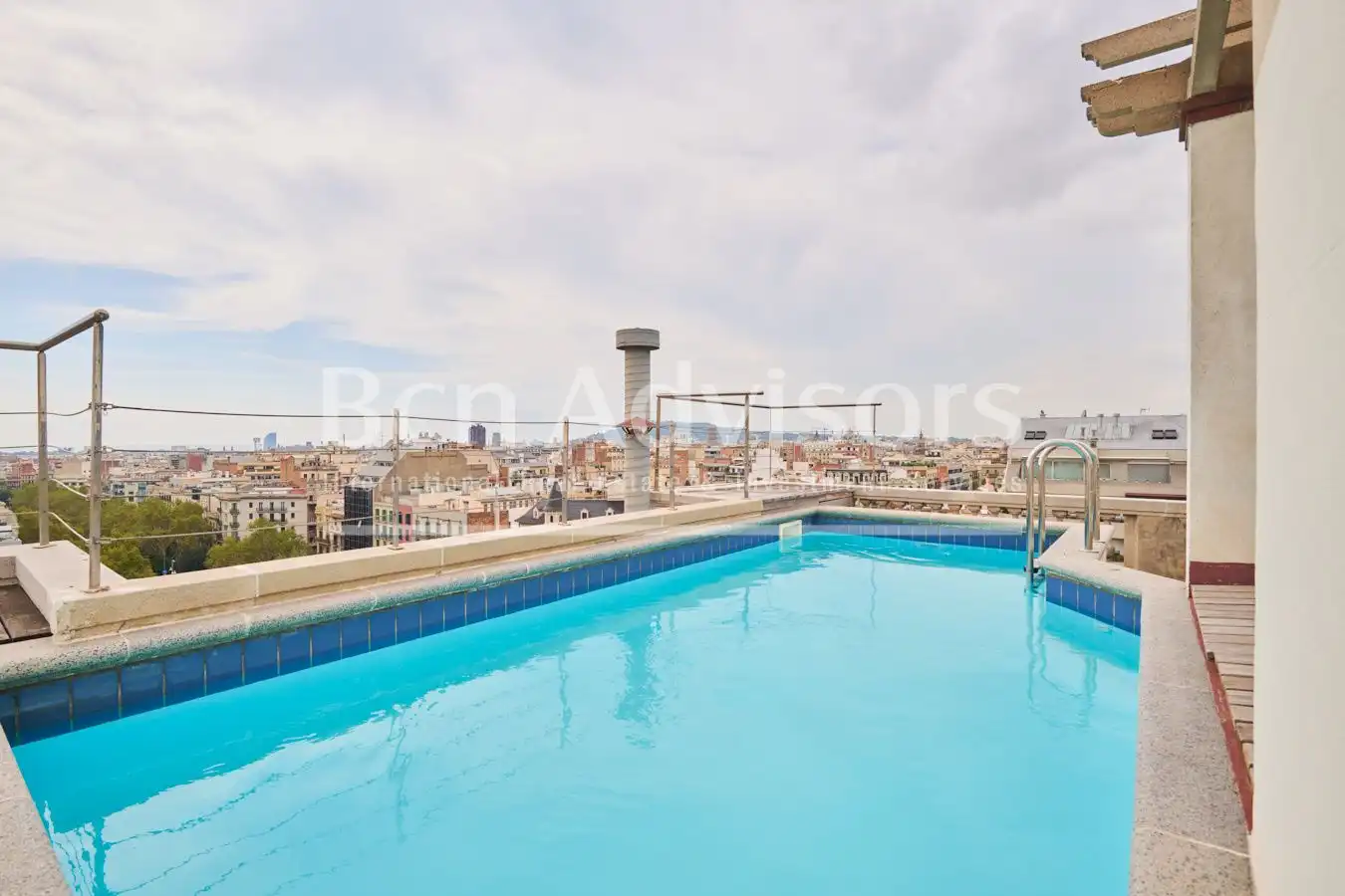 Swimming pool of Attic for sale in Barcelona  with Air Conditioner, Heating and Parquet flooring