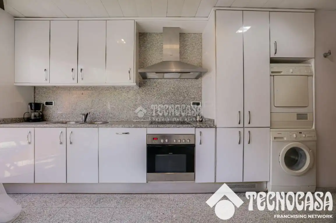 Küche von Wohnung zum Verkauf in Barcelona mit Klimaanlage, Abstellraum und Balkon
