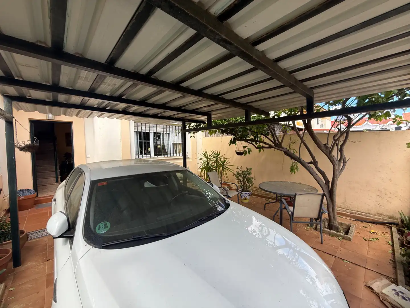 Parkplatz von Einfamilien-Reihenhaus zum Verkauf in Aljaraque mit Klimaanlage, Heizung und Privatgarten