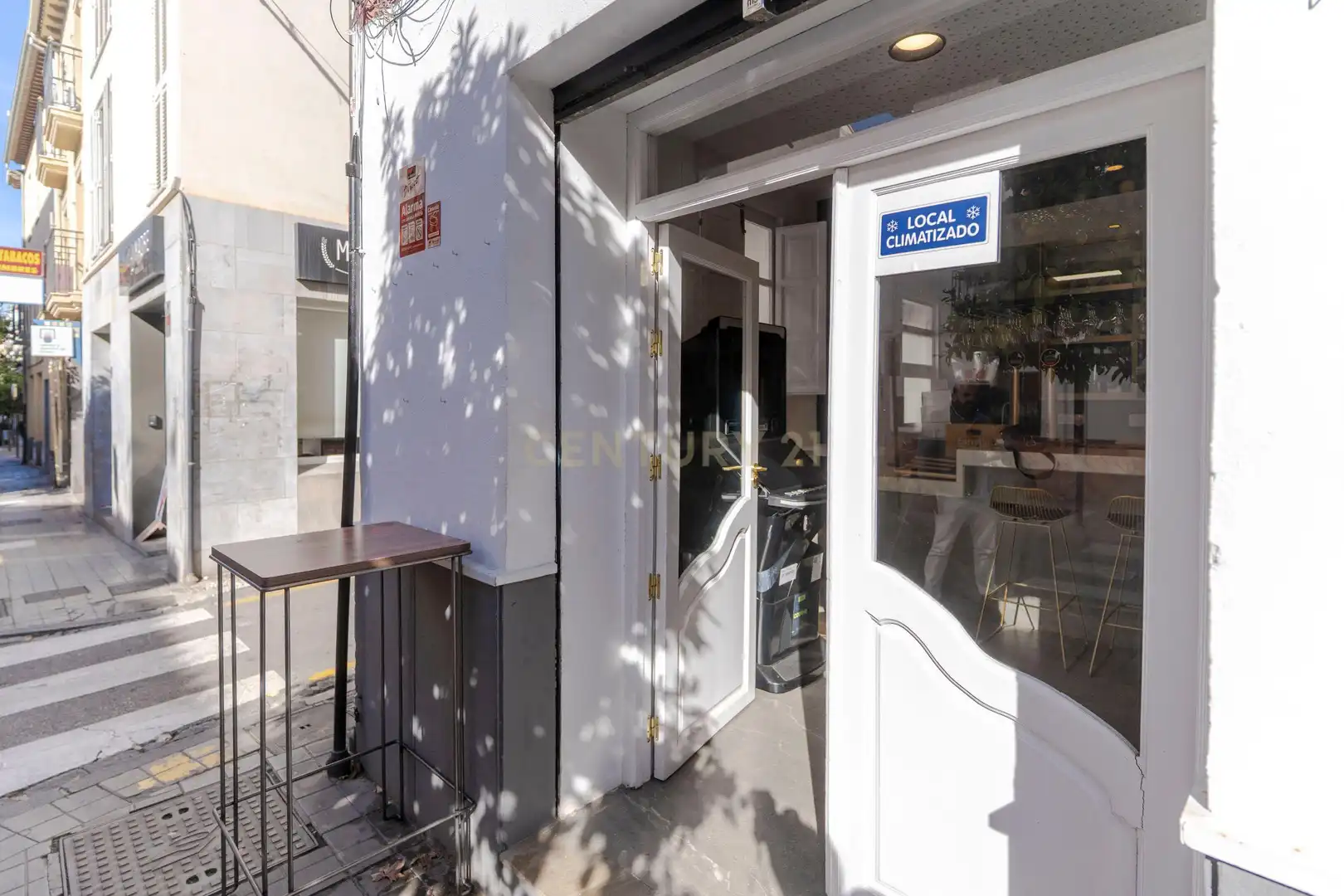 Vista exterior de Local en traspaso en Granada con Aire acondicionado