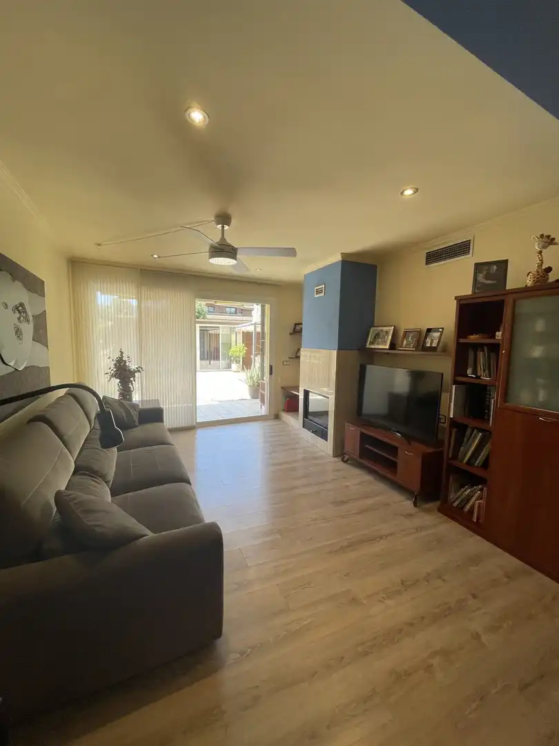 Sala de estar de Casa adosada en venta en Porqueres con Aire acondicionado, Terraza y Balcón