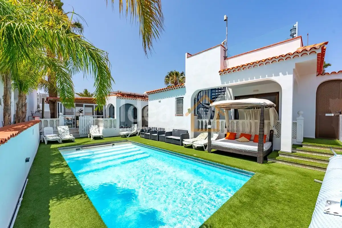 Detached house with pool for sale in Golf del Sur - Amarilla Golf