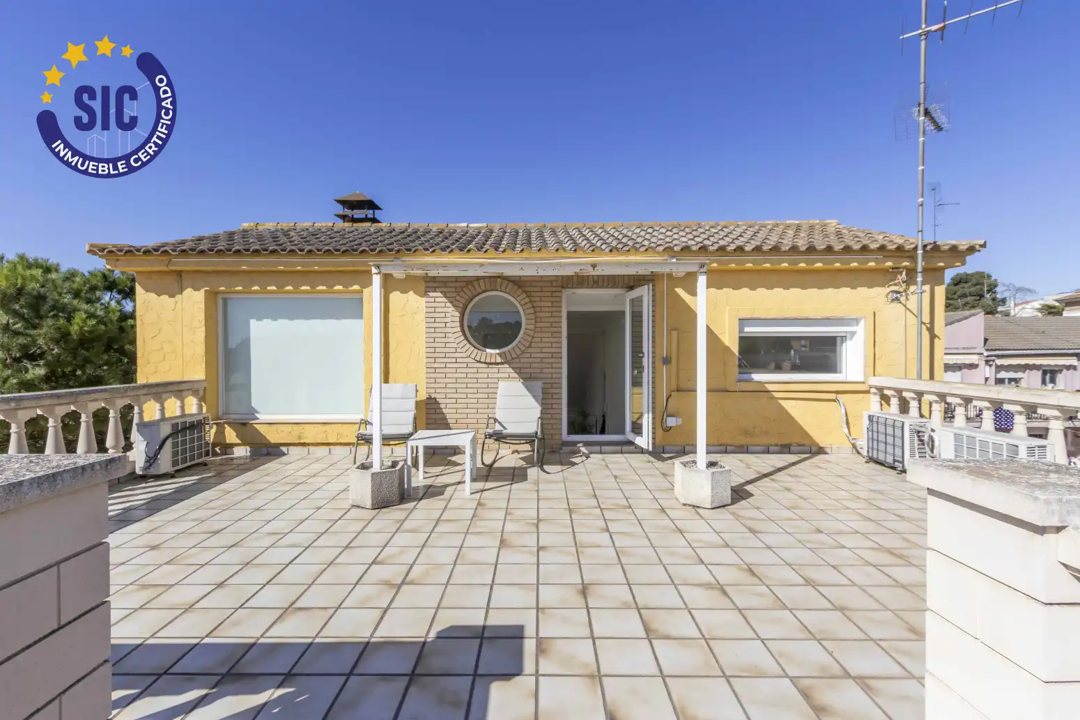 Vista exterior de Casa o xalet en venda en Torrent amb Aire condicionat, Calefacció i Jardí privat