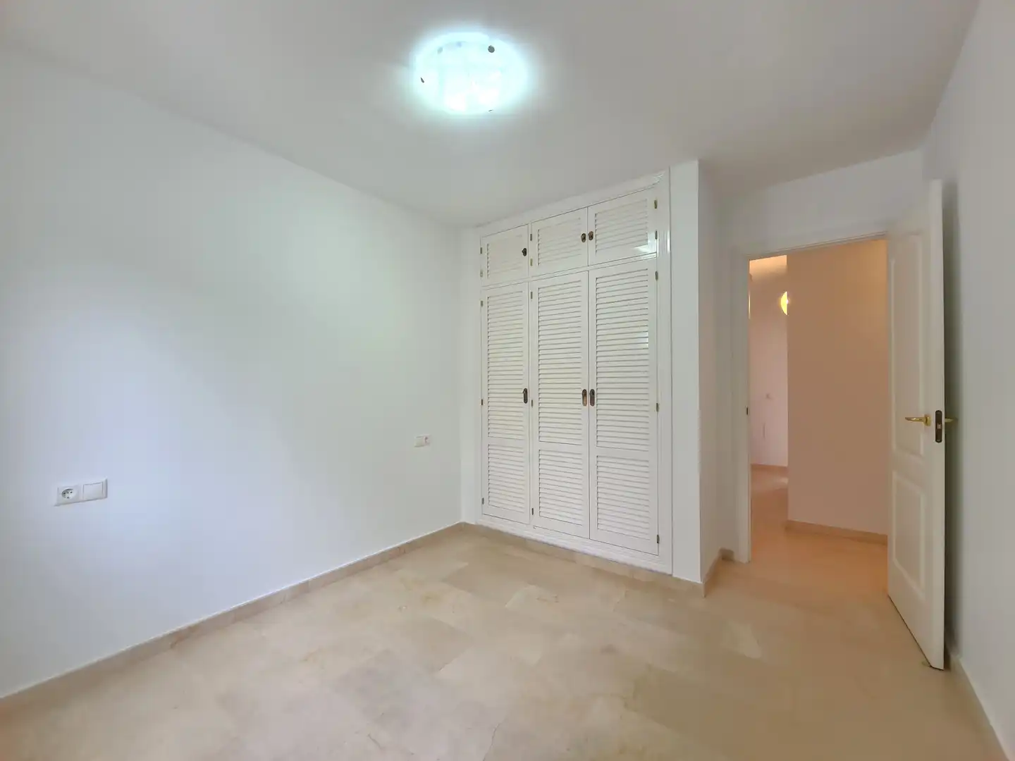 Habitación de Casa adosada en venta en Manilva con Terraza, Jacuzzi y Internet