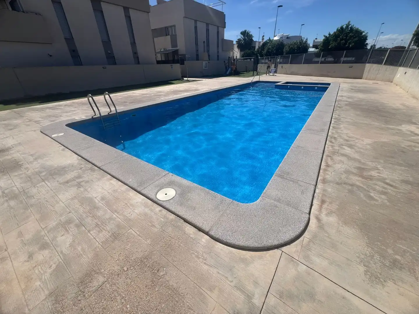 Schwimmbecken von Einfamilien-Reihenhaus zum Verkauf in San Pedro del Pinatar mit Klimaanlage, Privatgarten und Terrasse
