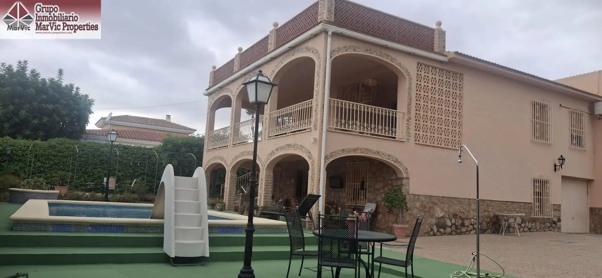 Vista exterior de Casa o xalet en venda en Benidorm amb Aire condicionat, Jardí privat i Terrassa