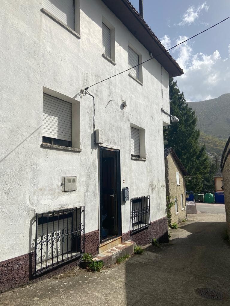 Vista exterior de Finca rústica en venda en Palacios del Sil amb Calefacció, Terrassa i Balcó