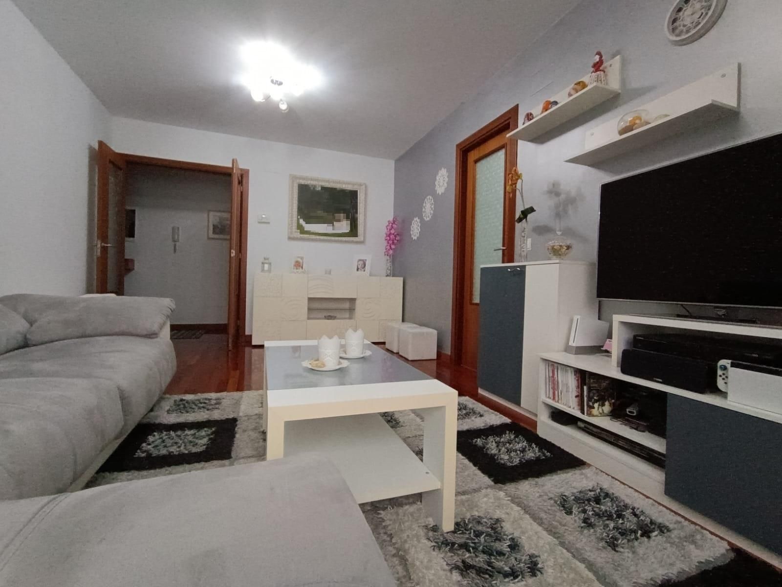 Sala de estar de Piso en venta en Torrelavega  con Calefacción, Trastero y Balcón