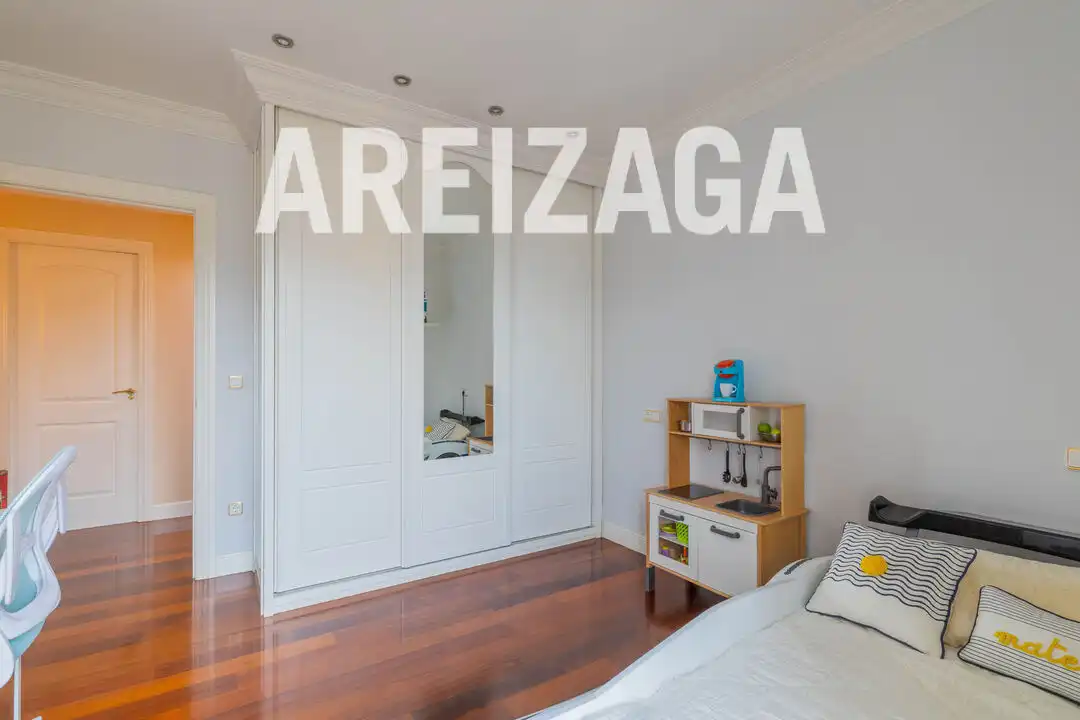 Habitación de Piso en venta en Donostia - San Sebastián  con Calefacción, Terraza y Trastero
