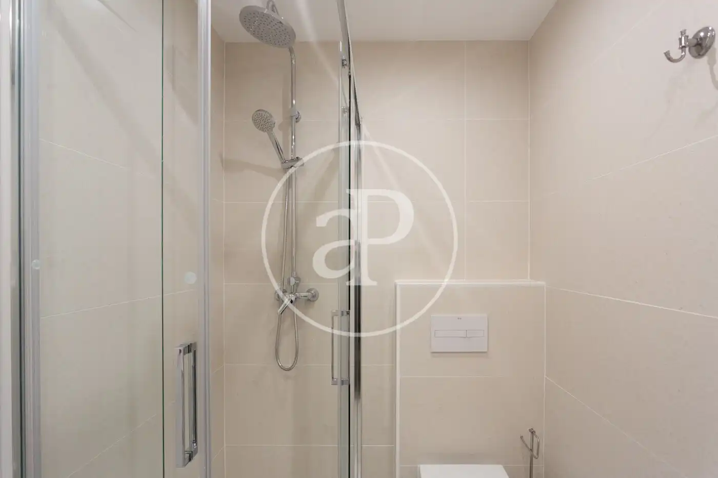 Badezimmer von Wohnung zur Miete in Madrid mit Klimaanlage, Heizung und Terrasse