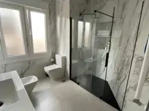 Baño de Piso de alquiler en Gijón  con Calefacción, Parquet y Amueblado