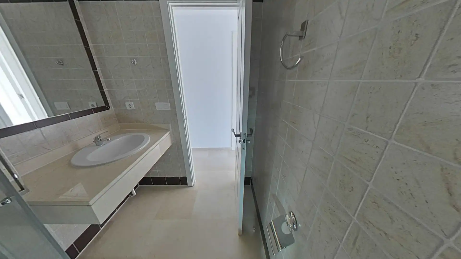 Badezimmer von Wohnungen zum Verkauf in Manilva mit Klimaanlage, Abstellraum und Schwimmbad