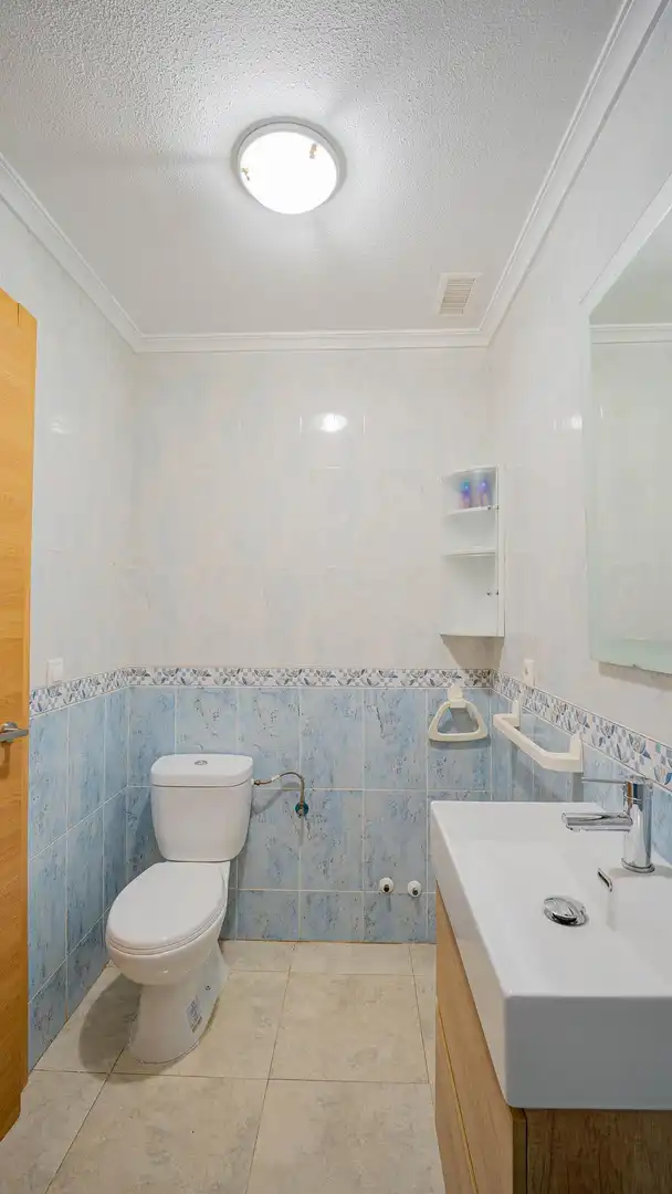 Bany de Casa o xalet en venda en Orihuela amb Jardí privat, Moblat i Piscina comunitària