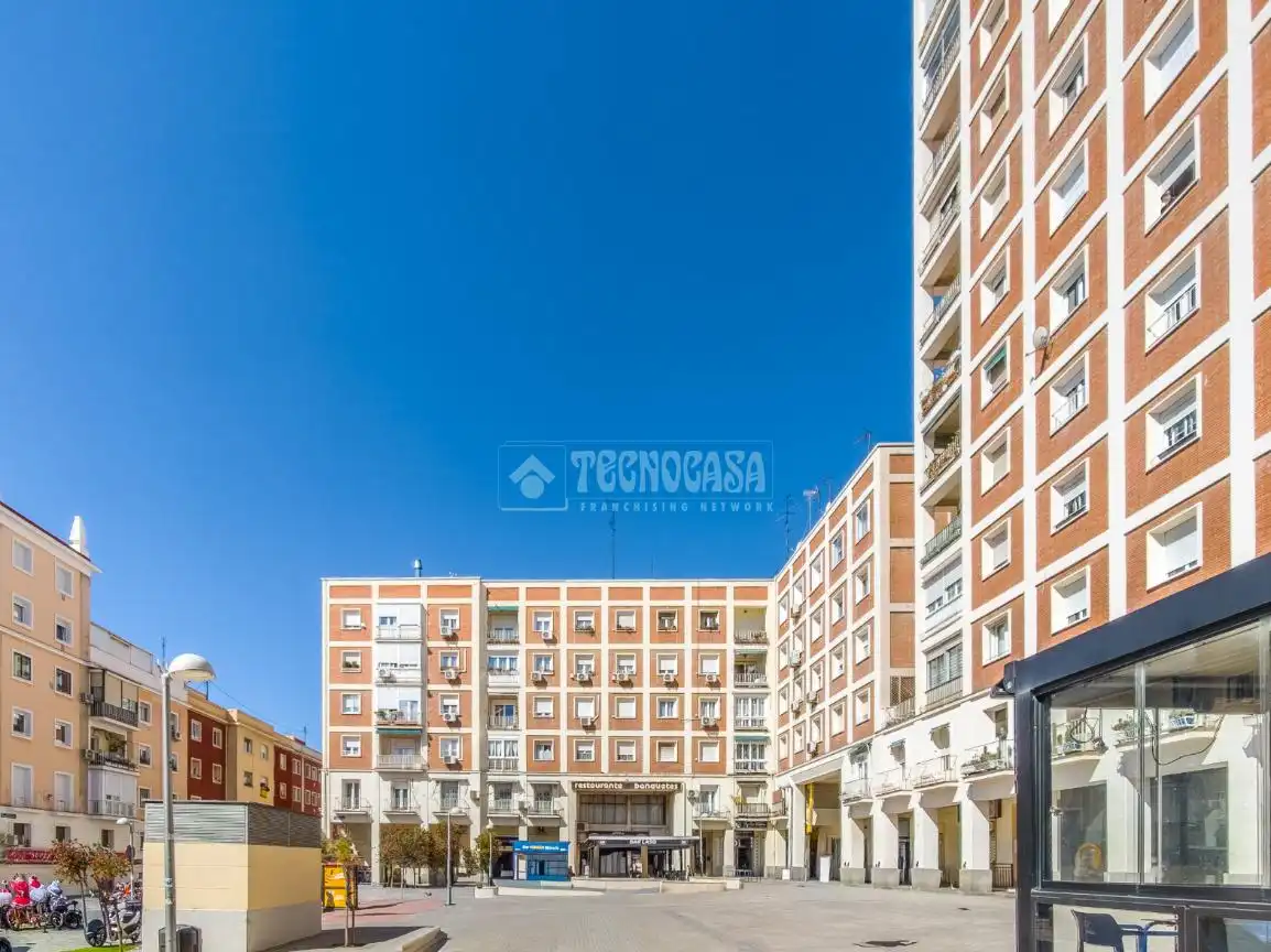 Vista exterior de Pis en venda en Madrid amb Calefacció i Alarma