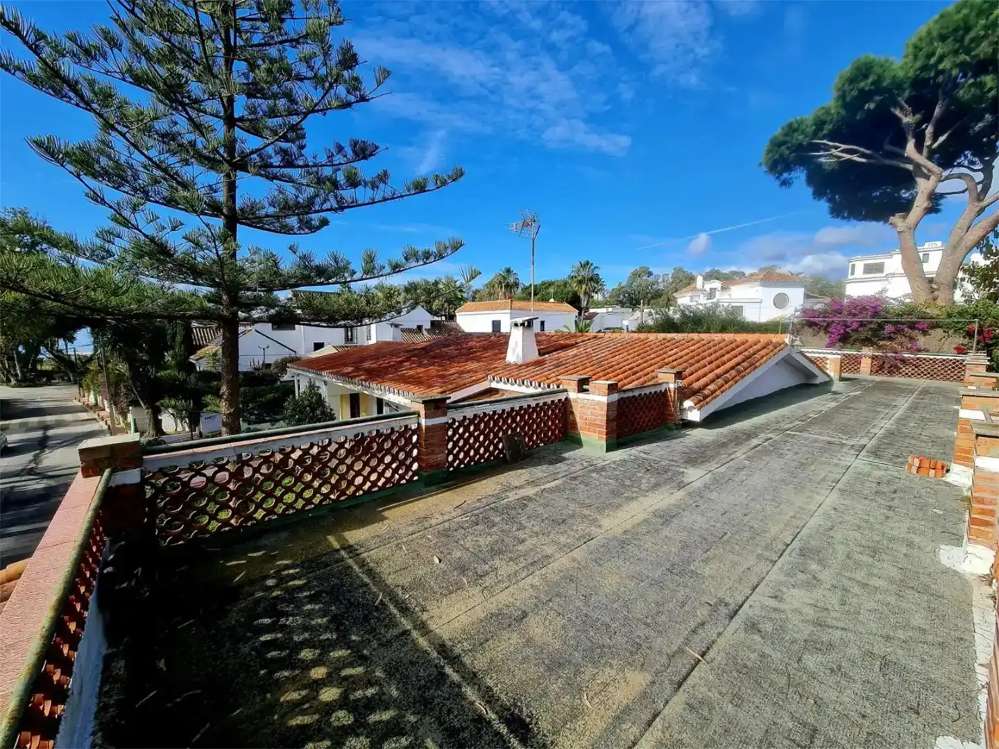 Vista exterior de Casa o xalet en venda en Marbella amb Jardí privat i Traster