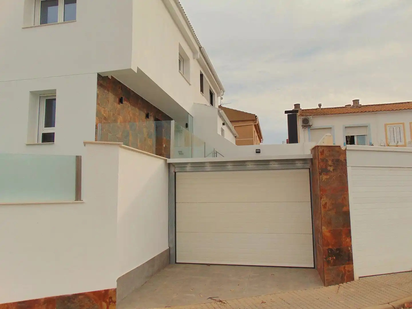 Vista exterior de Casa adosada en venta en San Pedro del Pinatar con Aire acondicionado, Calefacción y Jardín privado