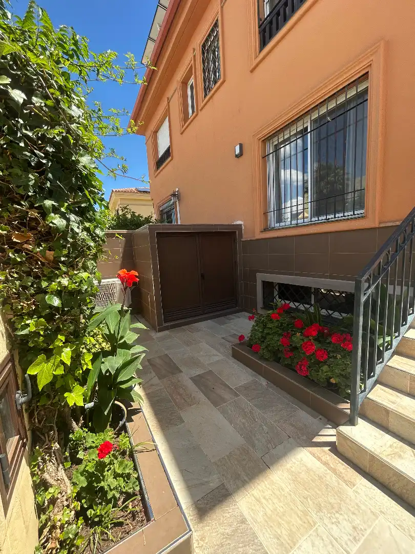 Vista exterior de Casa adosada en venta en Alhaurín de la Torre con Aire acondicionado, Jardín privado y Terraza