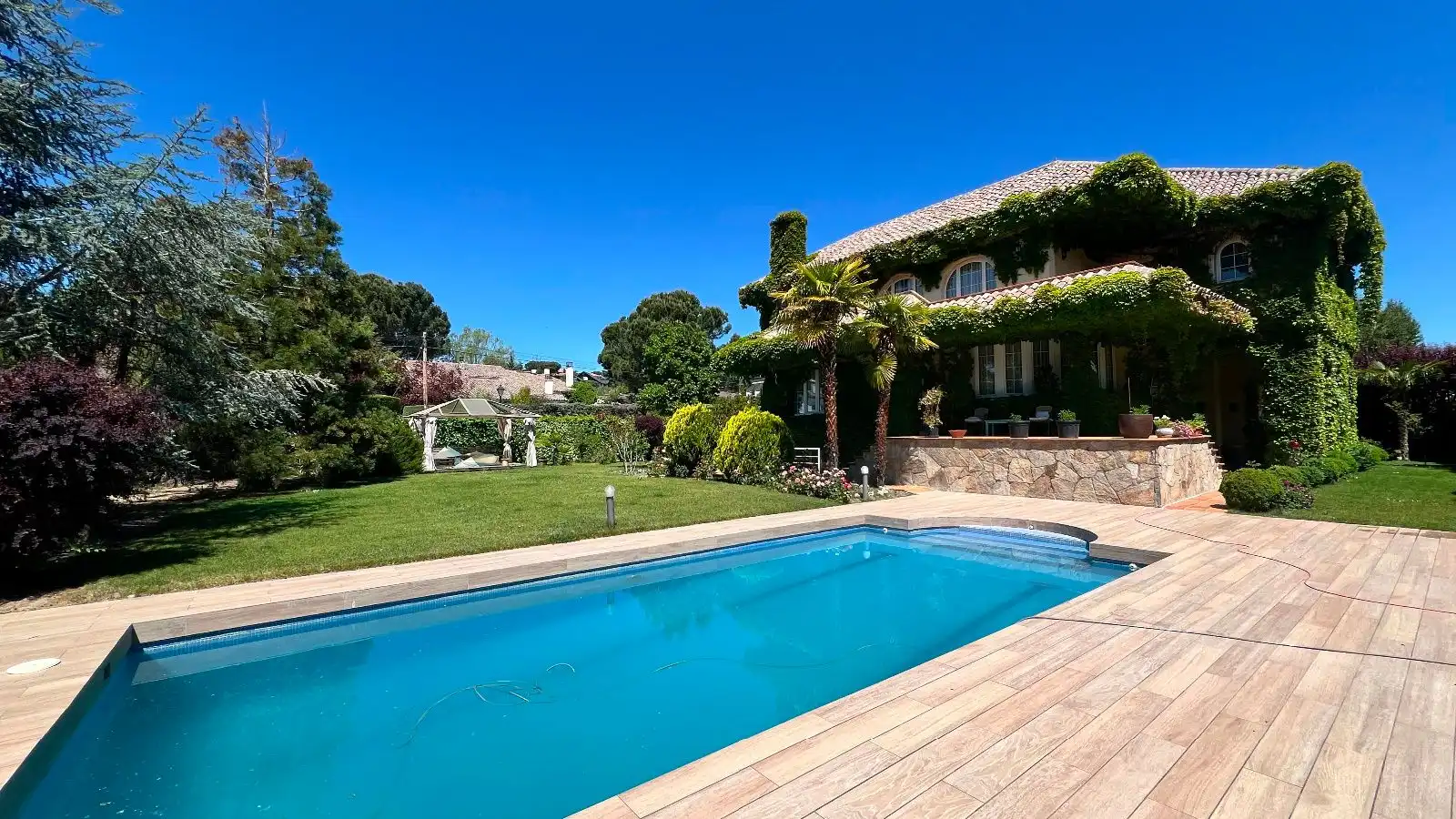 Jardí de Casa o xalet en venda en Villanueva de la Cañada amb Aire condicionat, Calefacció i Terrassa
