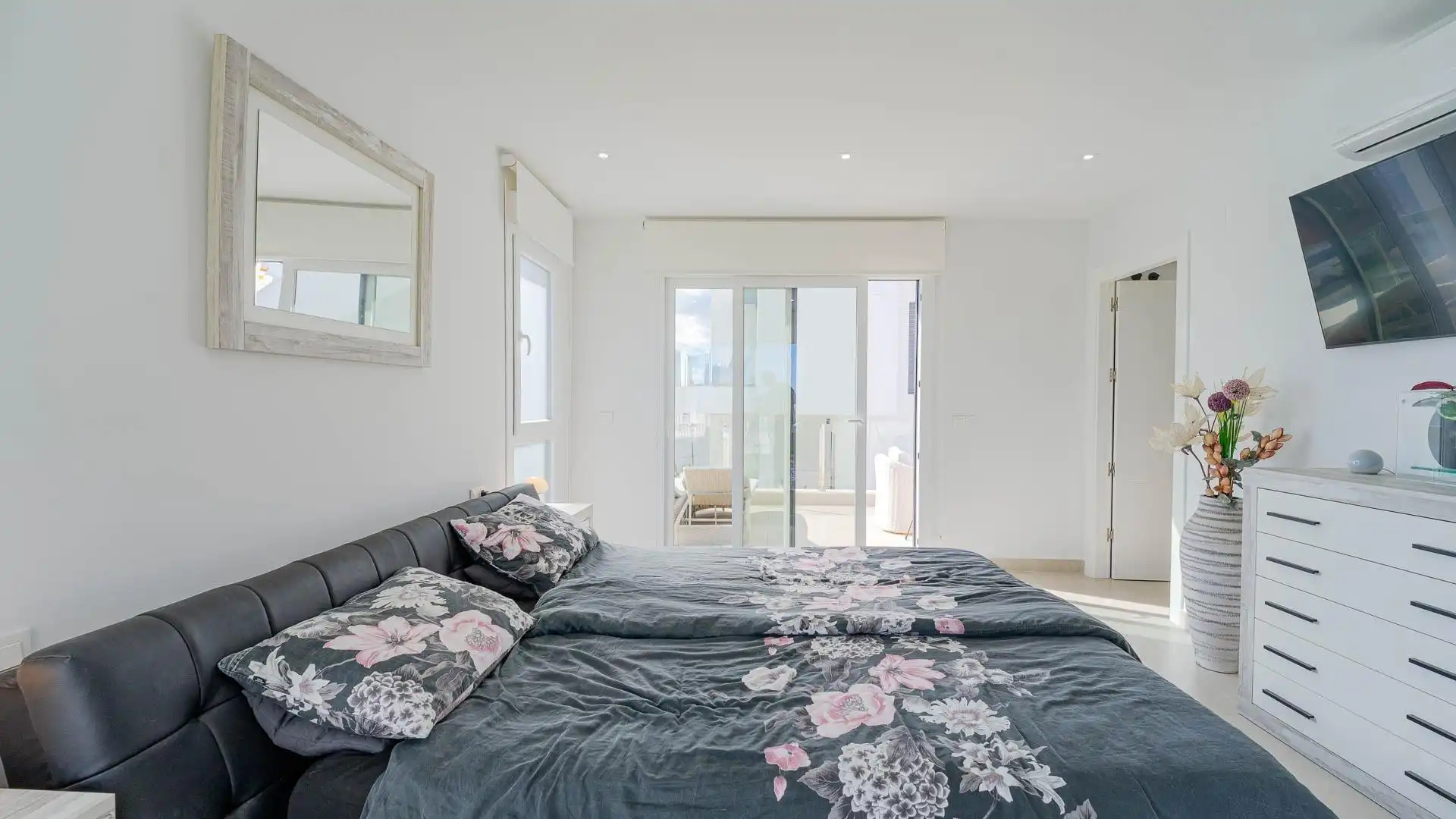 Dormitori de Casa o xalet en venda en Orihuela amb Aire condicionat, Jardí privat i Terrassa
