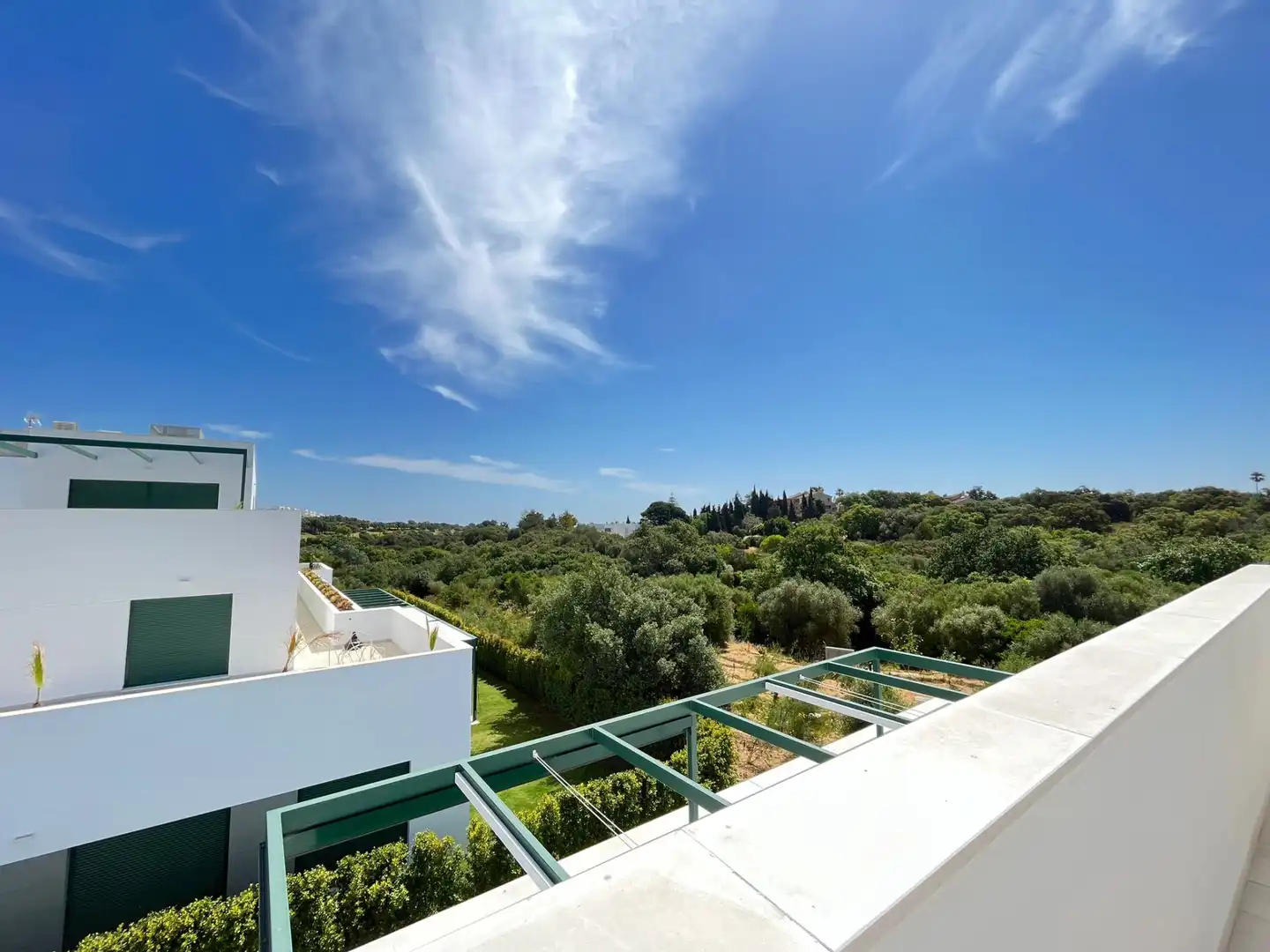 Vista exterior de Àtic en venda en Sotogrande amb Aire condicionat, Terrassa i Piscina
